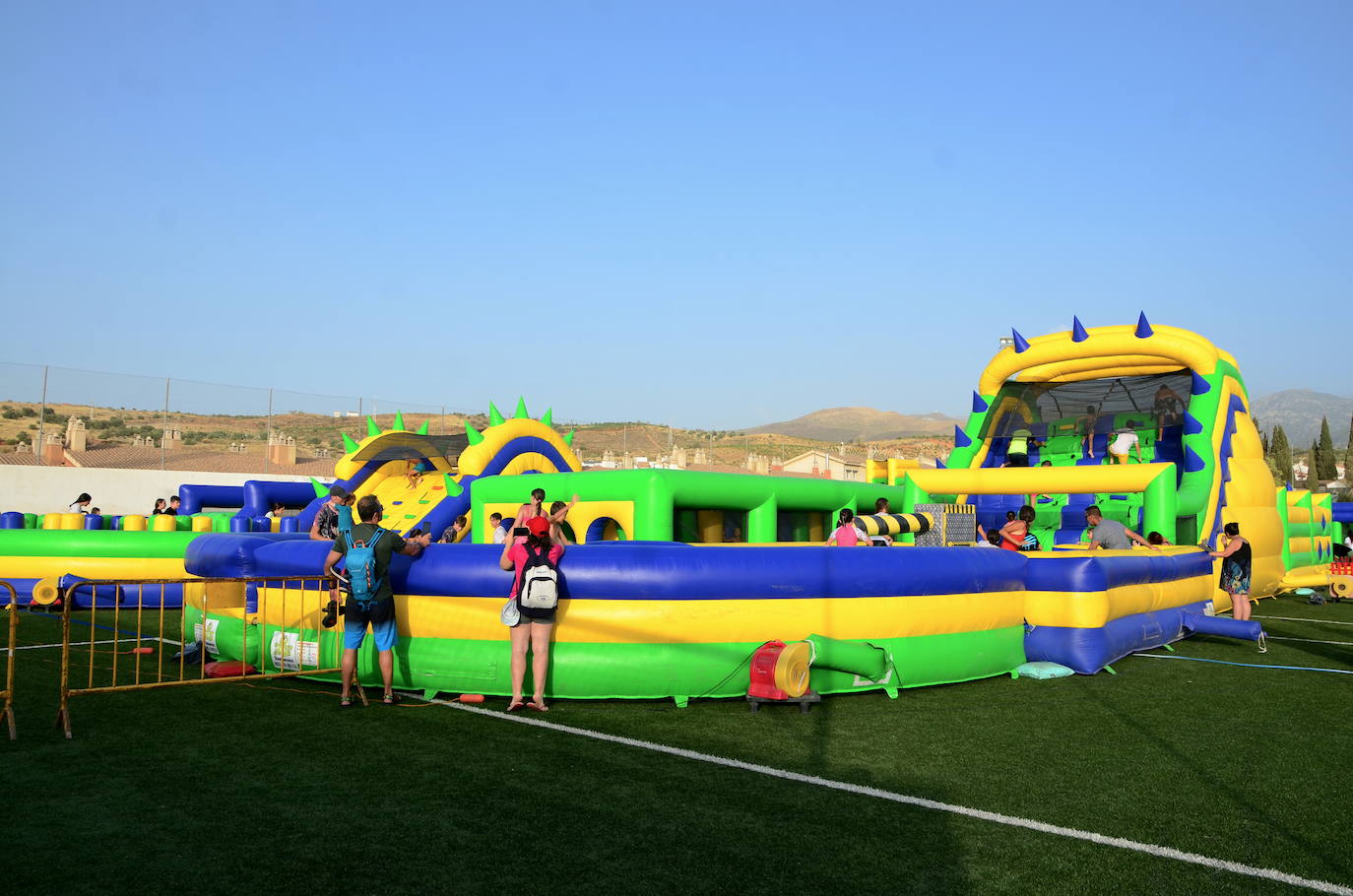 Los niños y niñas de Huétor Vega, en el colchón de agua más grande de Andalucía, instalado en el campo de fútbol municipal.