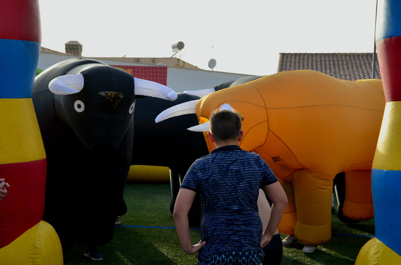 Encierro de toros hinchables en las fiestas de Huétor Vega.