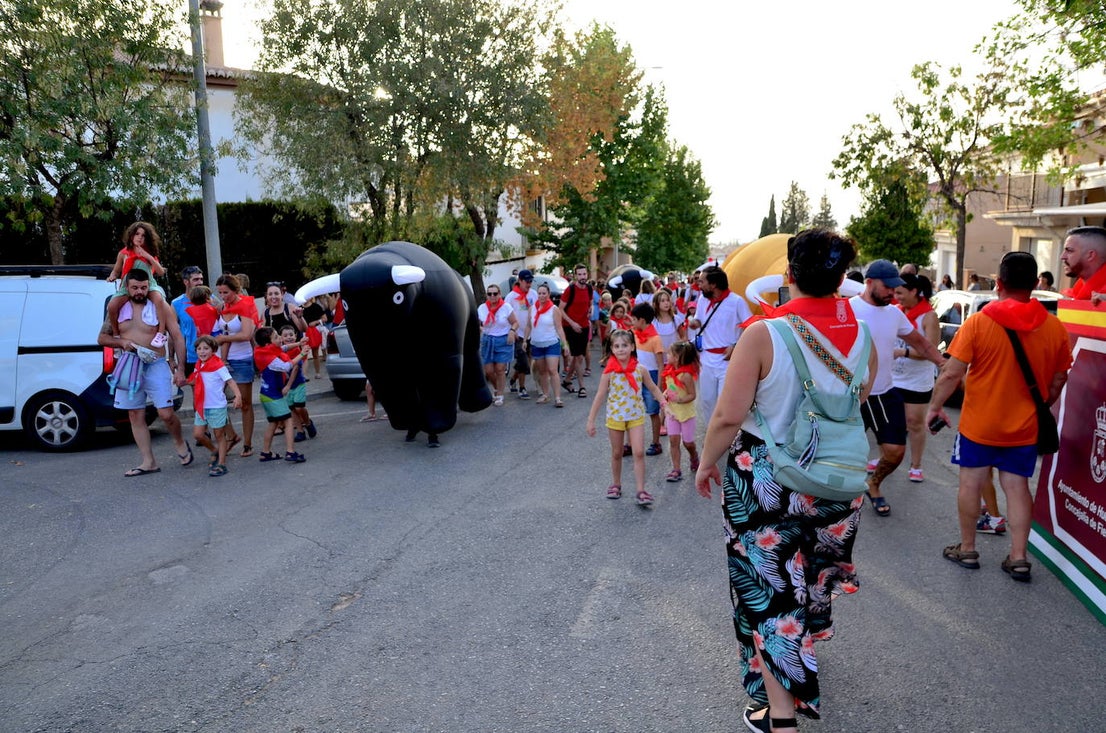 Encierro de toros hinchables en las fiestas de Huétor Vega.