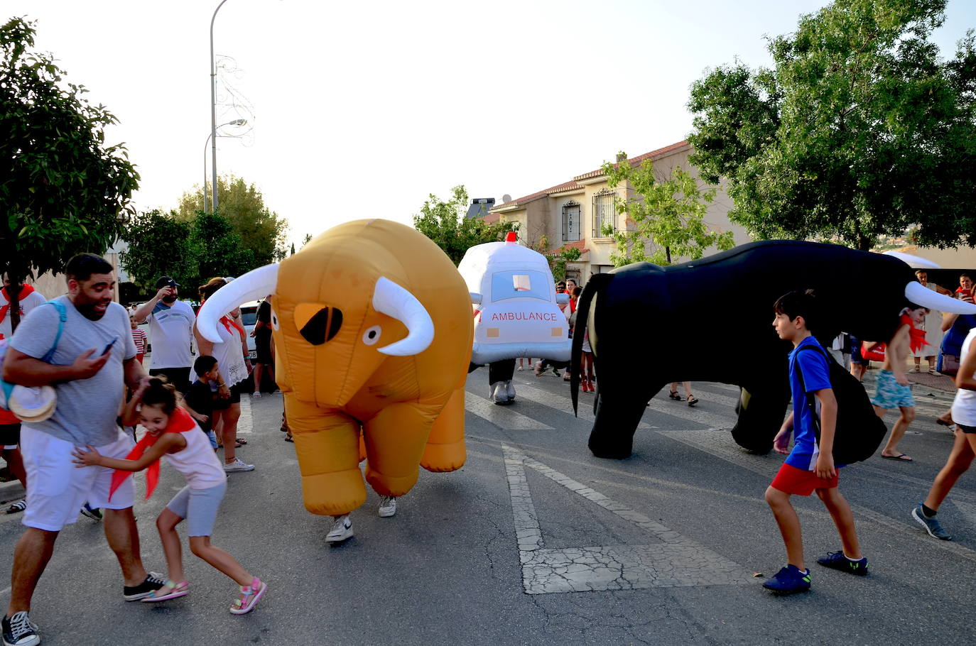 Encierro de toros hinchables en las fiestas de Huétor Vega.