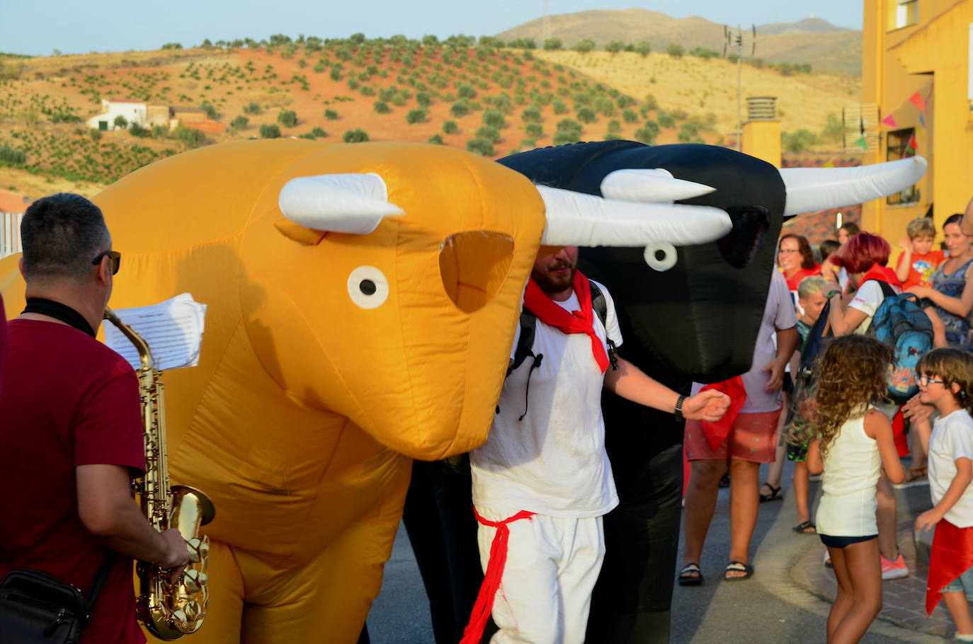 Encierro de toros hinchables en las fiestas de Huétor Vega.
