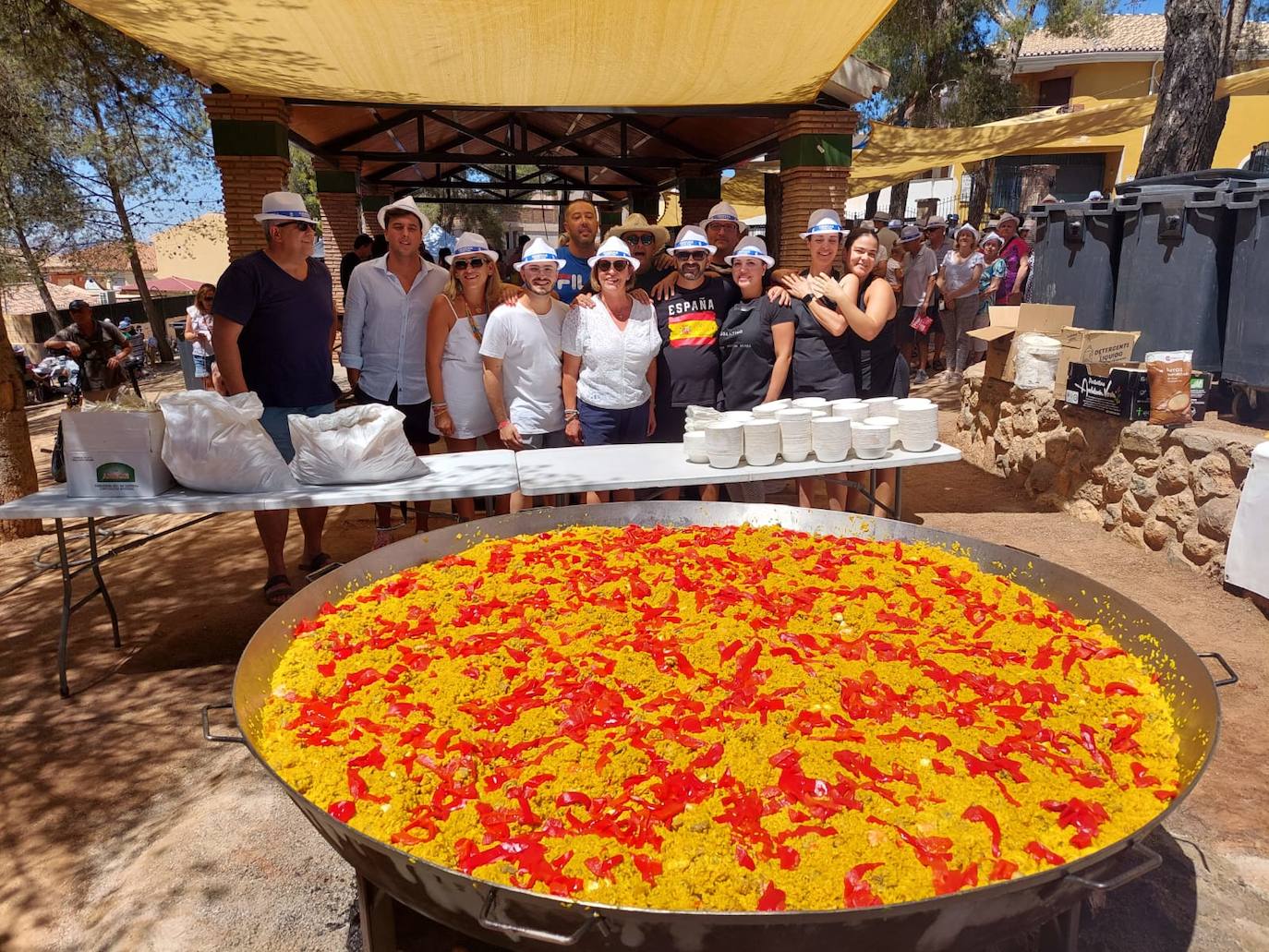 La paella popular en Parque de los Pinos, uno de los encuentros más esperados de las fiestas de Huétor Vega.