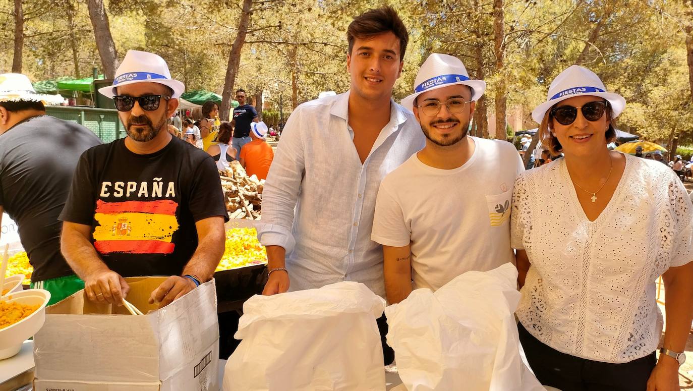 La paella popular en Parque de los Pinos, uno de los encuentros más esperados de las fiestas de Huétor Vega.