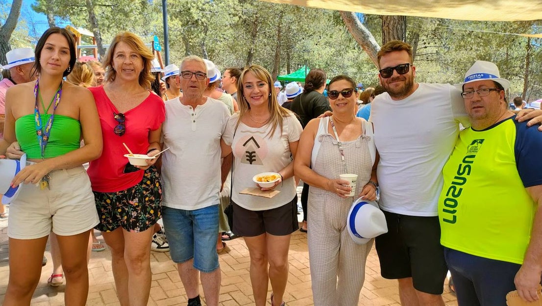 La paella popular en Parque de los Pinos, uno de los encuentros más esperados de las fiestas de Huétor Vega.
