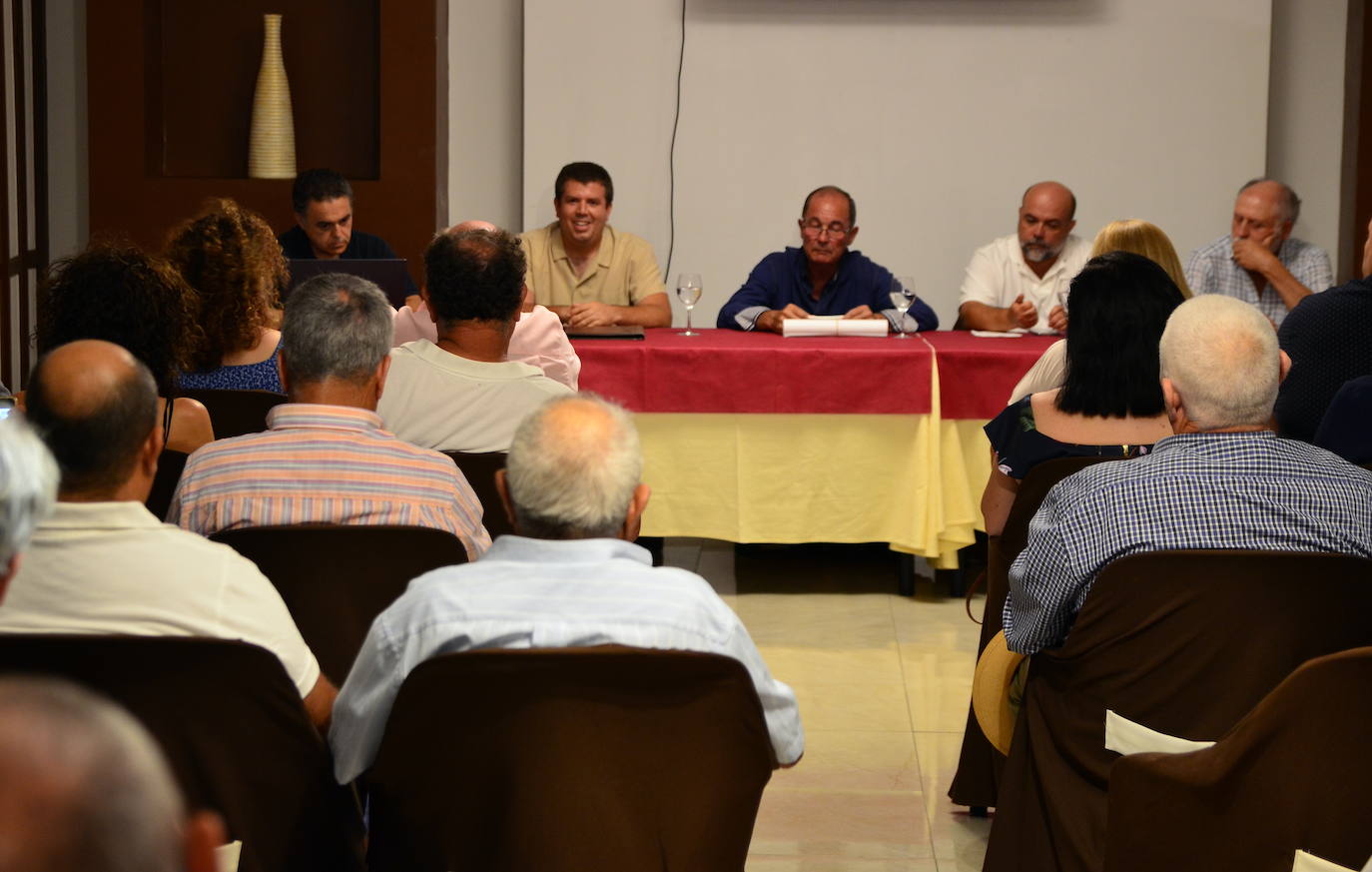 Encuentro en Monachil el pasado mes de julio, con más de cincuenta agricultores y concejales de los cuatro municipios de la zona.