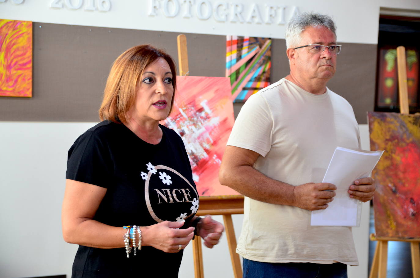 La concejala de Cultura de Huétor Vega, Elisa González Pedraza, durante el anuncio de los ganadores.