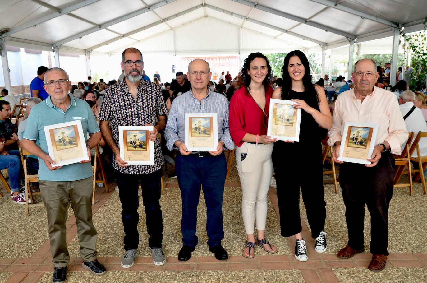 Los bodegueros de Huétor Vega, con el reconocimiento de la concejalía de Cultura y Turismo.