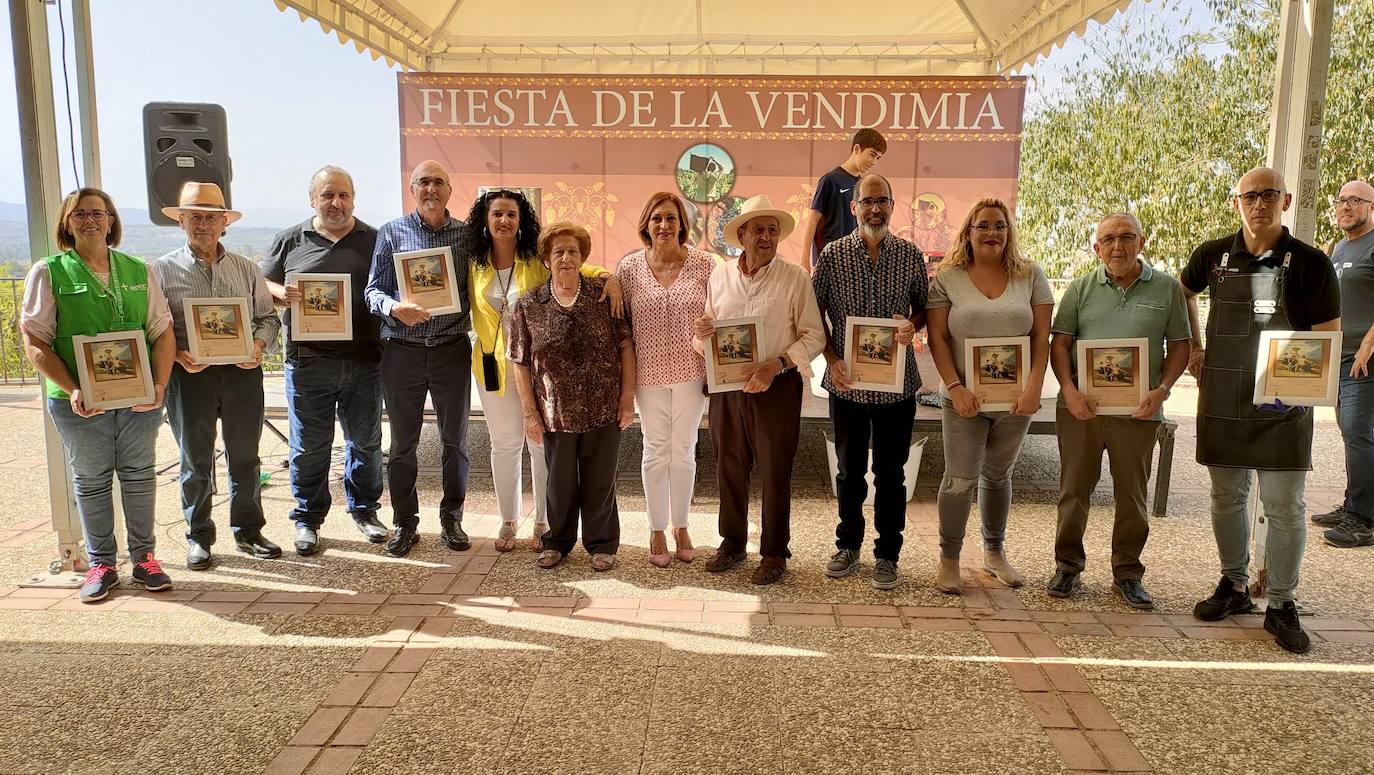 Bodegueros, comerciantes y participantes en el evento, con la alcaldesa y la concejala de Cultura y Turismo de Huétor Vega.