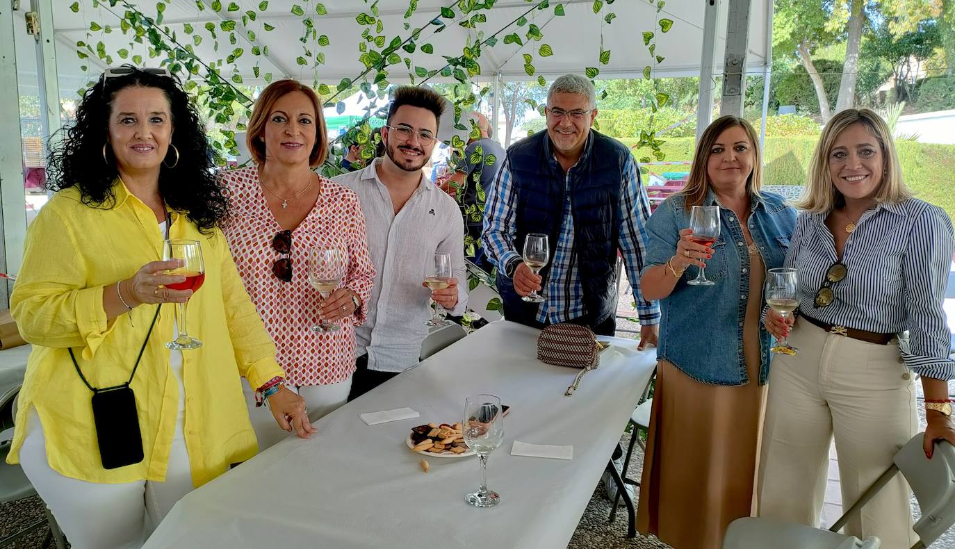 La alcaldesa de Huétor Vega, Elena Duque, con la concejala de Cultura y Turismo, Elisa González Pedraza, y otros miembros del equipo de gobierno.