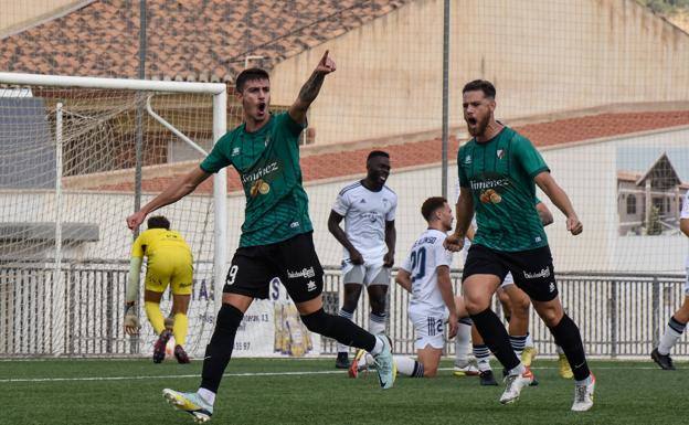 Kiko Carmona celebra su gol.