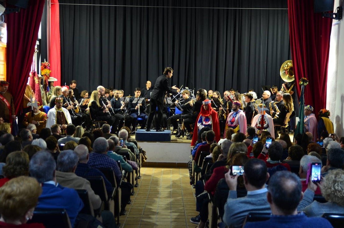La Banda de Música de Huétor Vega celebró Santa Cecilia con un homenaje a las fiestas de Moros y Cristianos en el Centro Social La Nava.