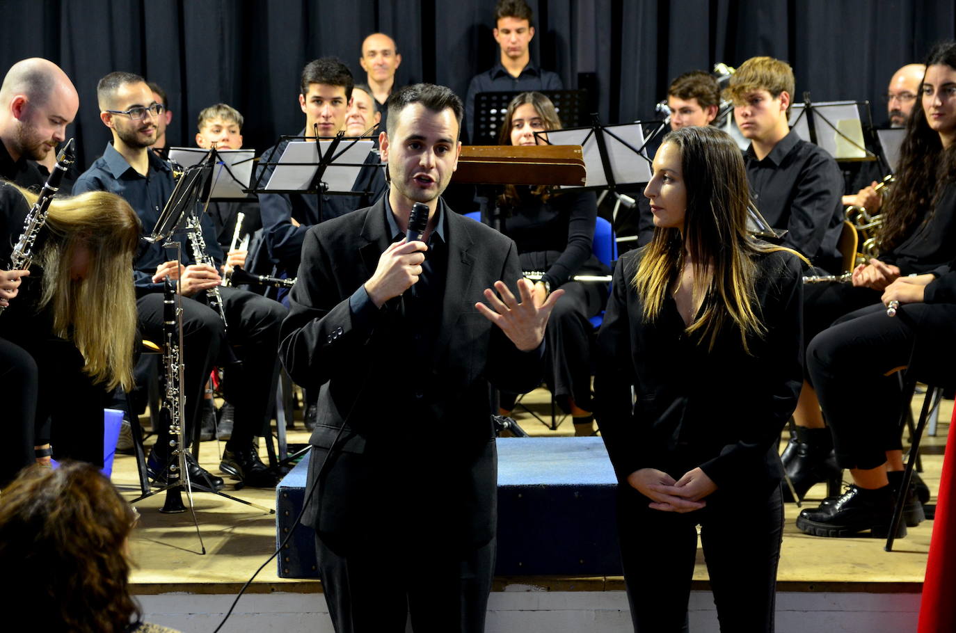 La Banda de Música de Huétor Vega celebró Santa Cecilia con un homenaje a las fiestas de Moros y Cristianos en el Centro Social La Nava.