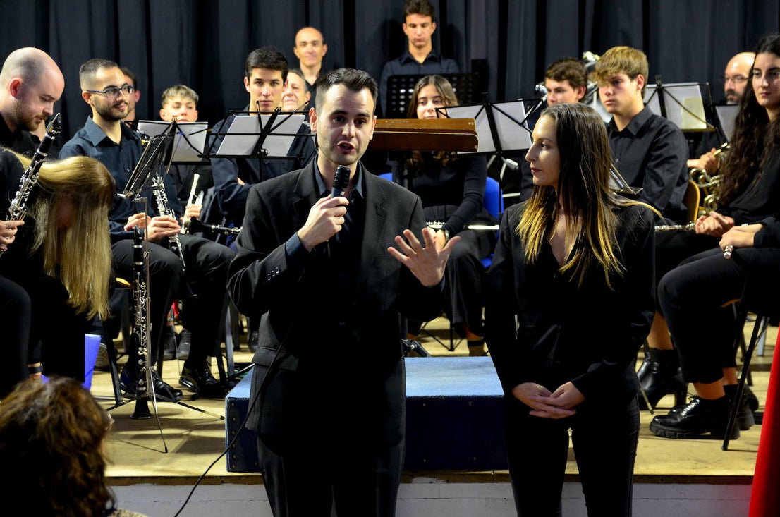 La Banda de Música de Huétor Vega celebró Santa Cecilia con un homenaje a las fiestas de Moros y Cristianos en el Centro Social La Nava.
