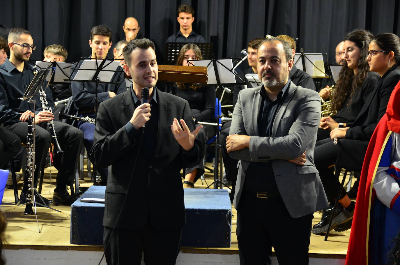 La Banda de Música de Huétor Vega celebró Santa Cecilia con un homenaje a las fiestas de Moros y Cristianos en el Centro Social La Nava.