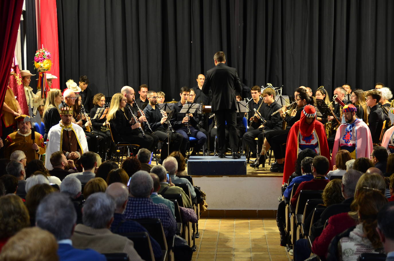 La Banda de Música de Huétor Vega celebró Santa Cecilia con un homenaje a las fiestas de Moros y Cristianos en el Centro Social La Nava.