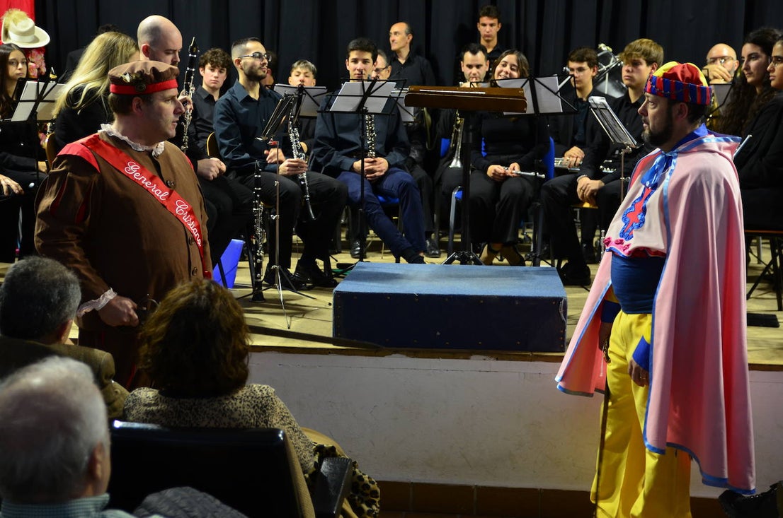 La Banda de Música de Huétor Vega celebró Santa Cecilia con un homenaje a las fiestas de Moros y Cristianos en el Centro Social La Nava.