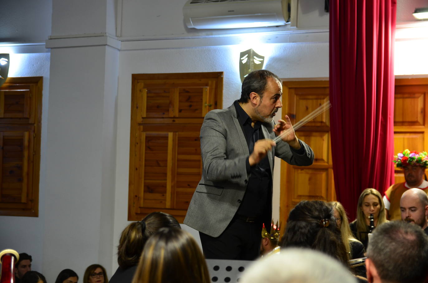 La Banda de Música de Huétor Vega celebró Santa Cecilia con un homenaje a las fiestas de Moros y Cristianos en el Centro Social La Nava.
