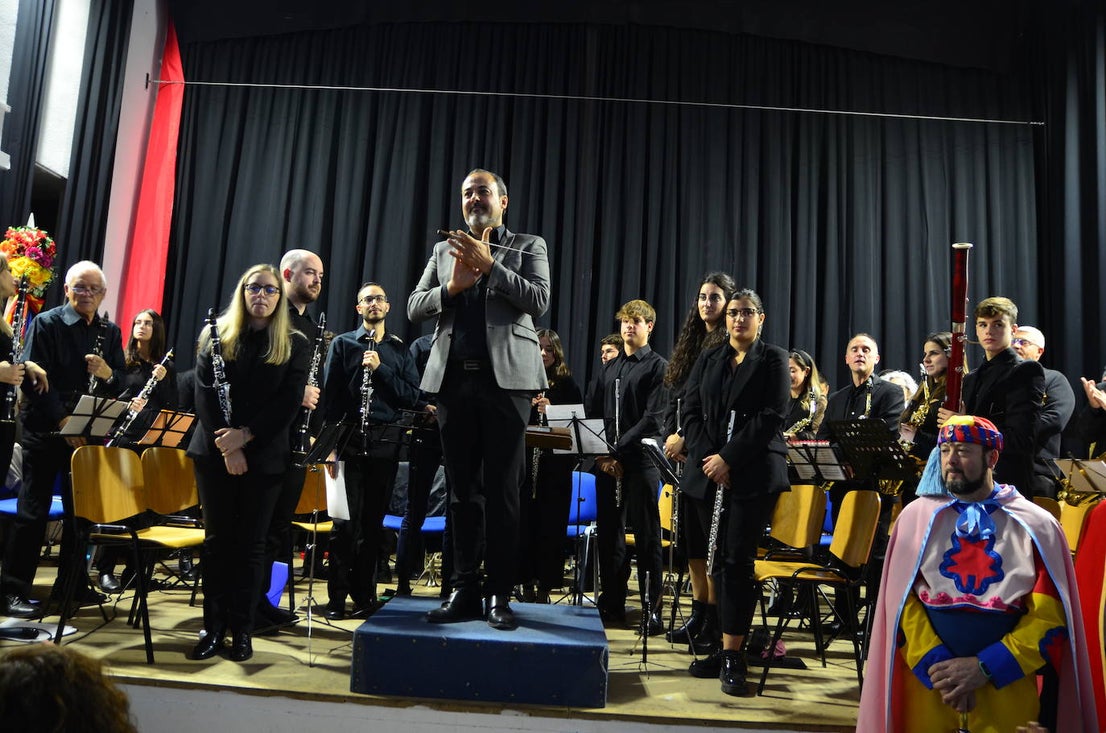 La Banda de Música de Huétor Vega celebró Santa Cecilia con un homenaje a las fiestas de Moros y Cristianos en el Centro Social La Nava.
