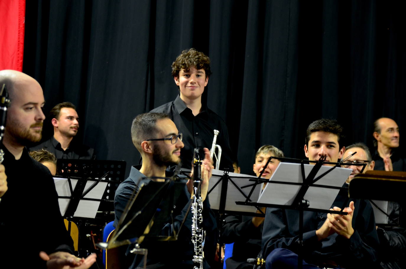 La Banda de Música de Huétor Vega celebró Santa Cecilia con un homenaje a las fiestas de Moros y Cristianos en el Centro Social La Nava.