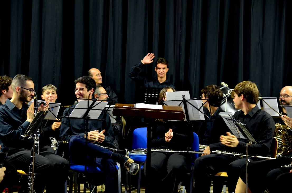 La Banda de Música de Huétor Vega celebró Santa Cecilia con un homenaje a las fiestas de Moros y Cristianos en el Centro Social La Nava.