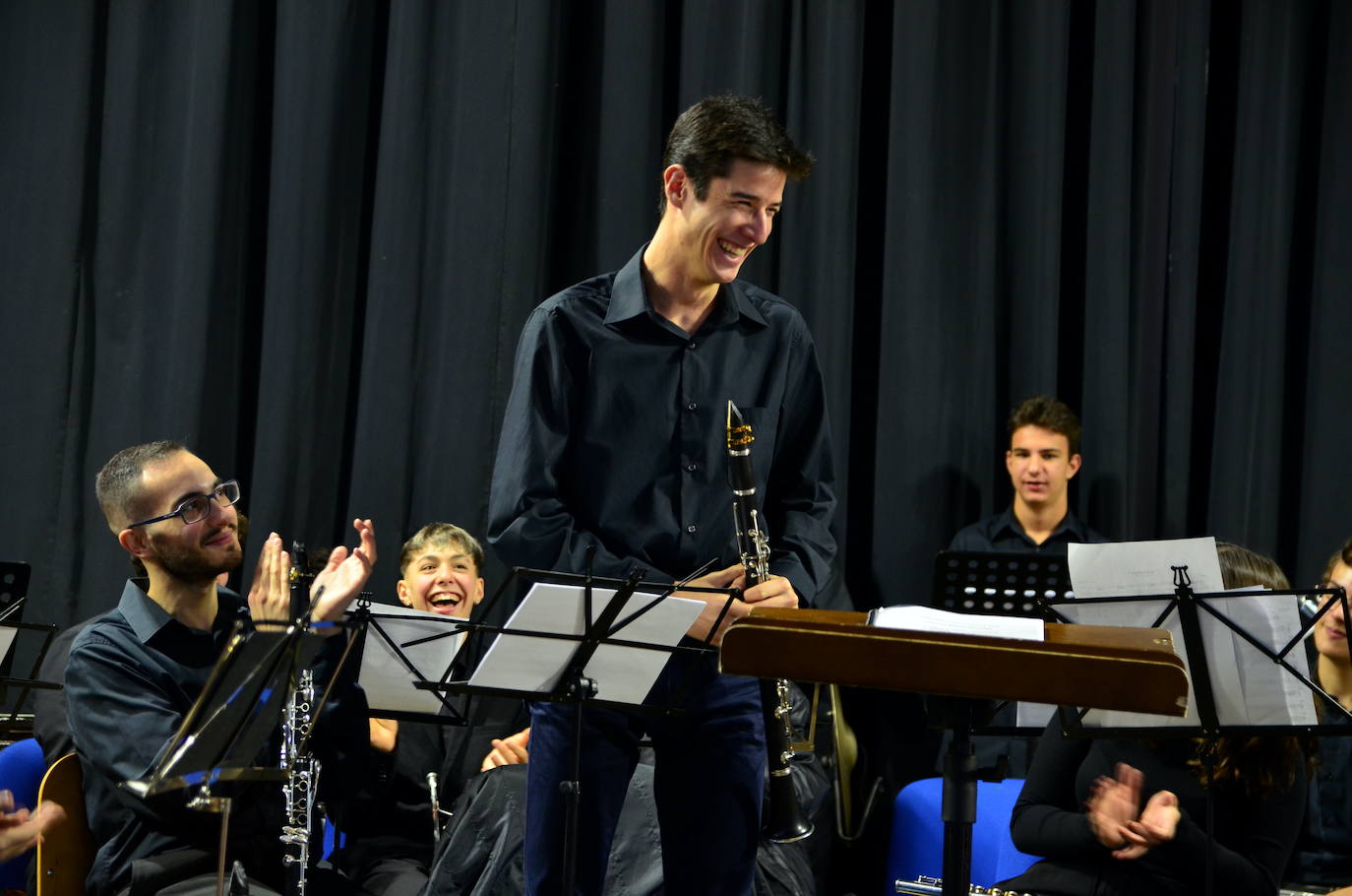 La Banda de Música de Huétor Vega celebró Santa Cecilia con un homenaje a las fiestas de Moros y Cristianos en el Centro Social La Nava.