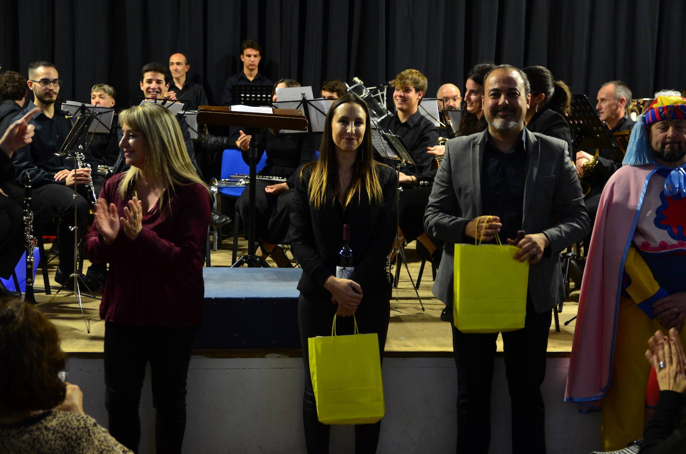 La Banda de Música de Huétor Vega celebró Santa Cecilia con un homenaje a las fiestas de Moros y Cristianos en el Centro Social La Nava.