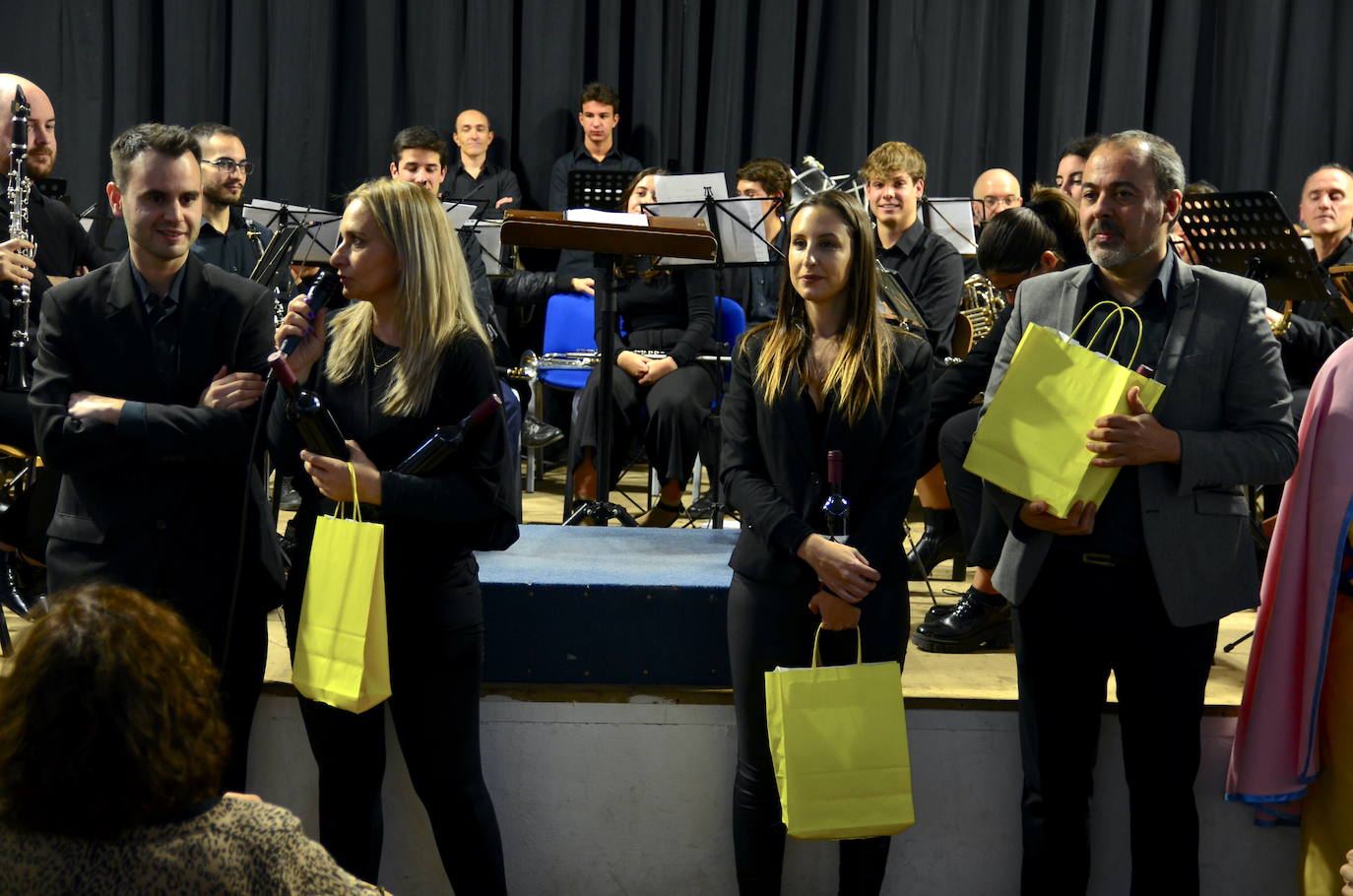 La Banda de Música de Huétor Vega celebró Santa Cecilia con un homenaje a las fiestas de Moros y Cristianos en el Centro Social La Nava.