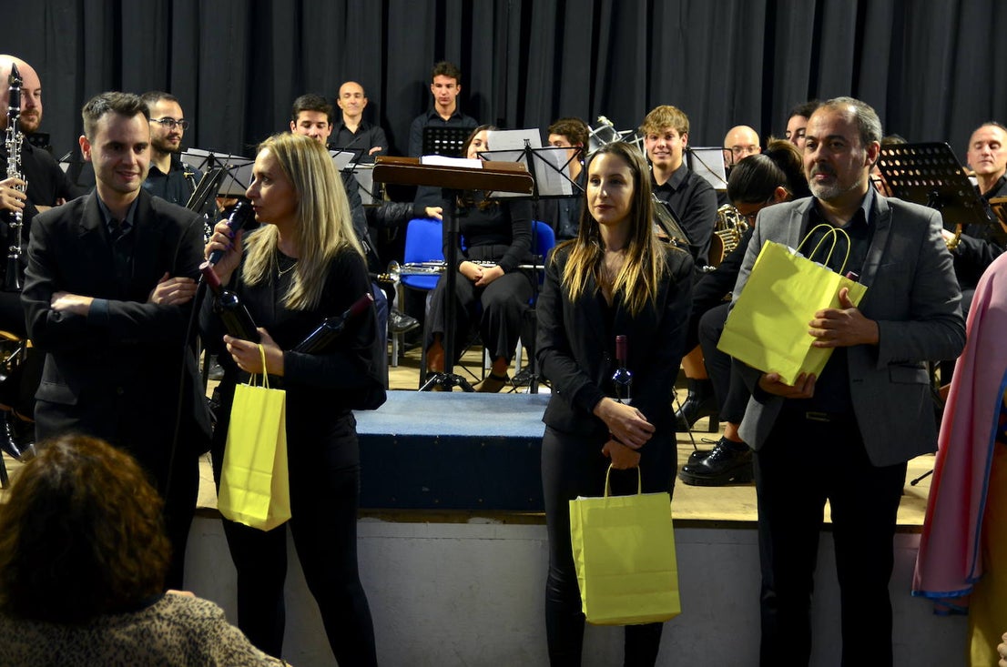 La Banda de Música de Huétor Vega celebró Santa Cecilia con un homenaje a las fiestas de Moros y Cristianos en el Centro Social La Nava.