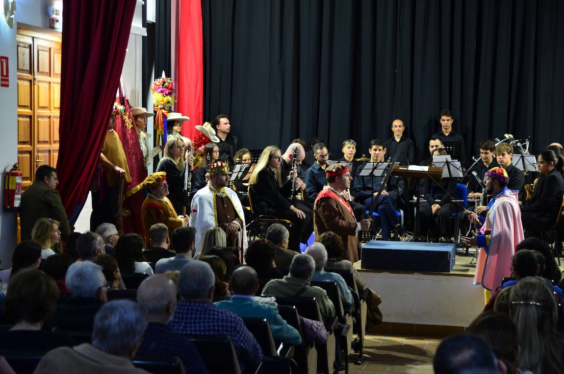 La Banda de Música de Huétor Vega celebró Santa Cecilia con un homenaje a las fiestas de Moros y Cristianos en el Centro Social La Nava.
