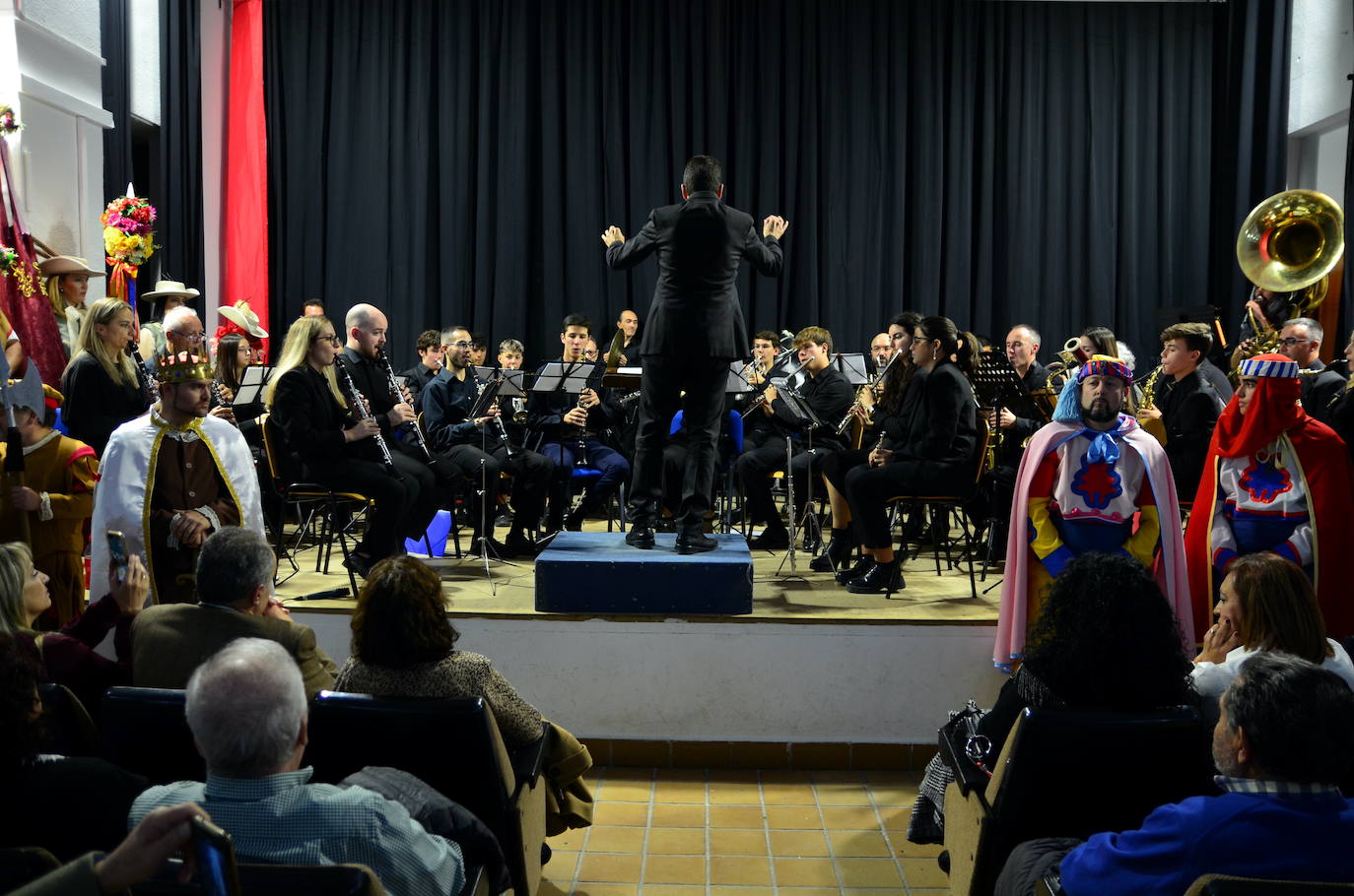 La Banda de Música de Huétor Vega celebró Santa Cecilia con un homenaje a las fiestas de Moros y Cristianos en el Centro Social La Nava.
