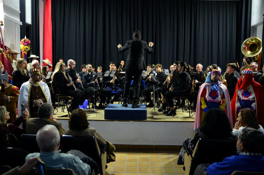 La Banda de Música de Huétor Vega celebró Santa Cecilia con un homenaje a las fiestas de Moros y Cristianos en el Centro Social La Nava.