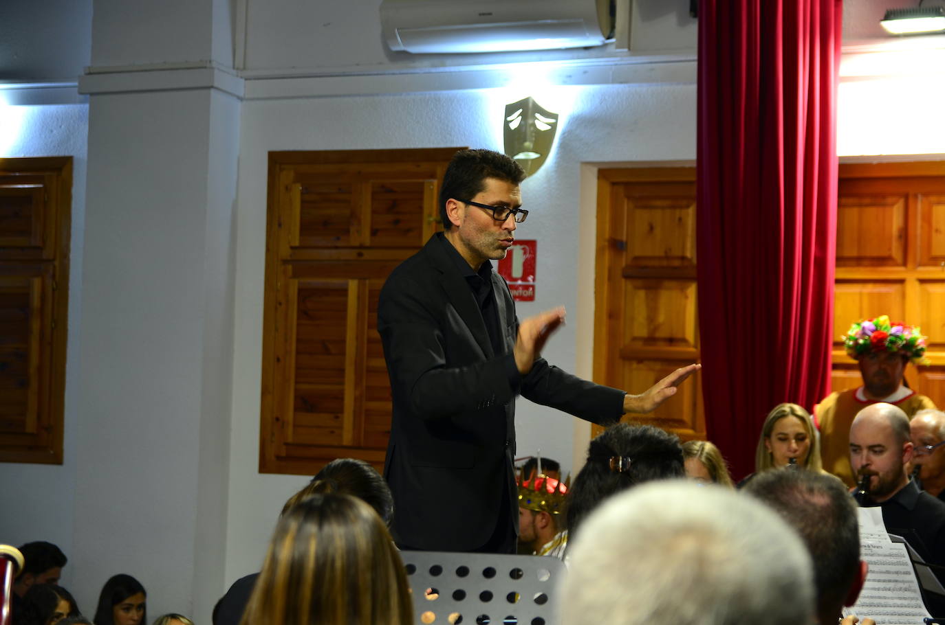 La Banda de Música de Huétor Vega celebró Santa Cecilia con un homenaje a las fiestas de Moros y Cristianos en el Centro Social La Nava.