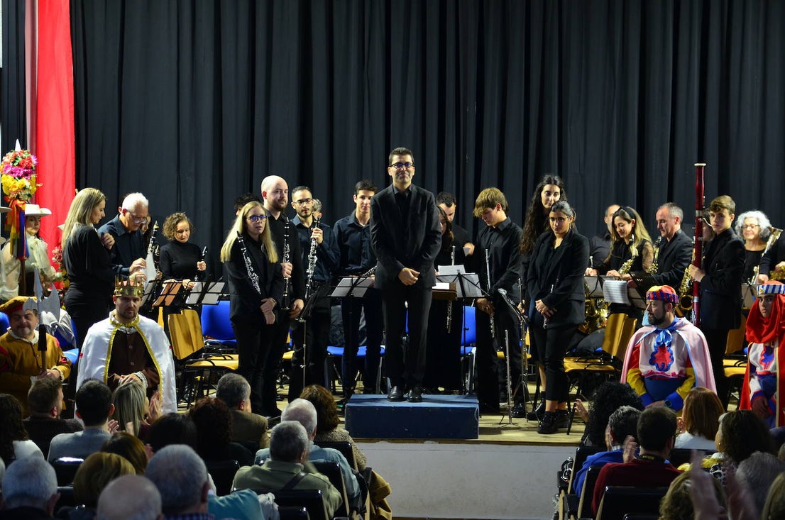 La Banda de Música de Huétor Vega celebró Santa Cecilia con un homenaje a las fiestas de Moros y Cristianos en el Centro Social La Nava.