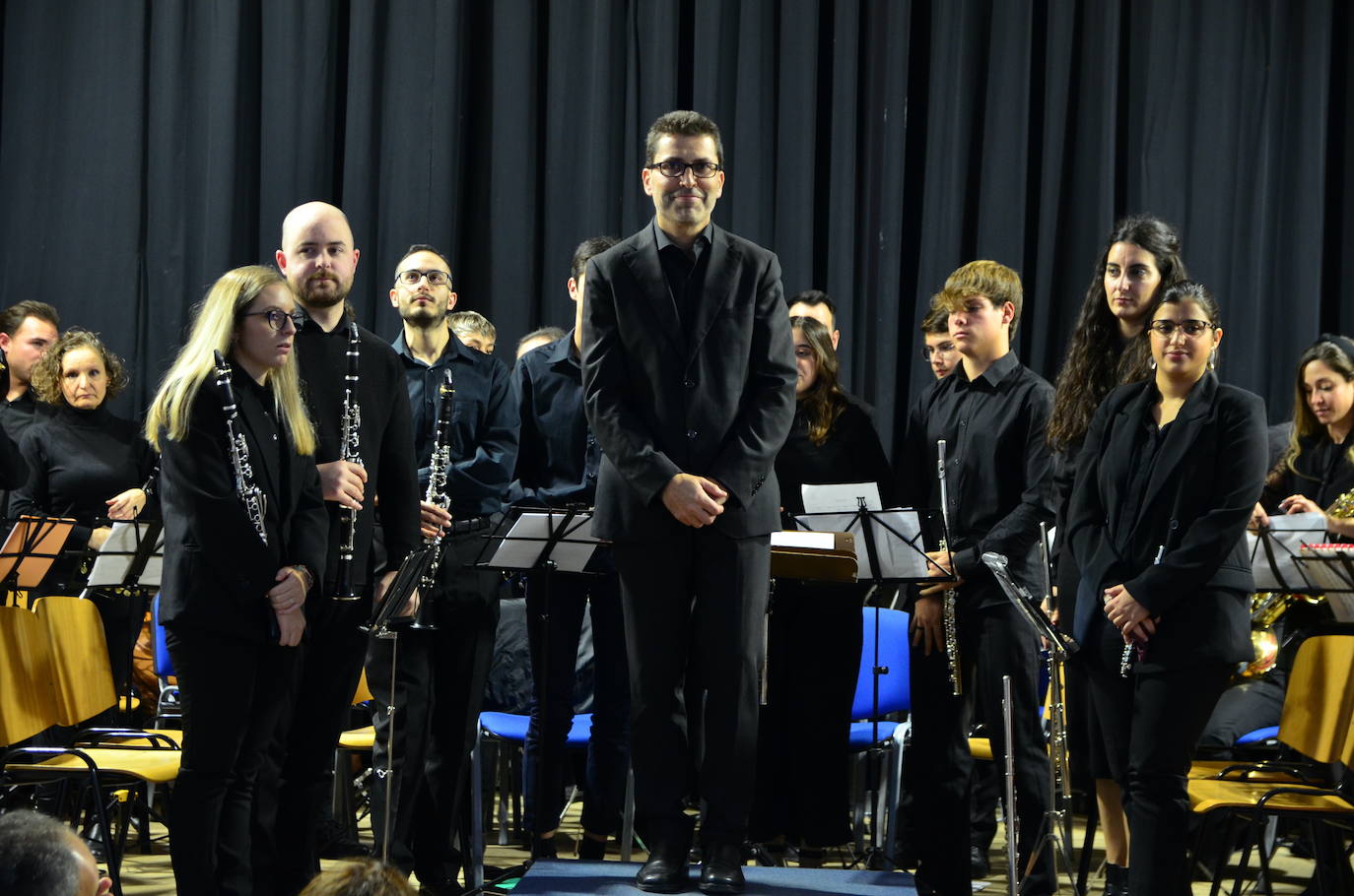 La Banda de Música de Huétor Vega celebró Santa Cecilia con un homenaje a las fiestas de Moros y Cristianos en el Centro Social La Nava.