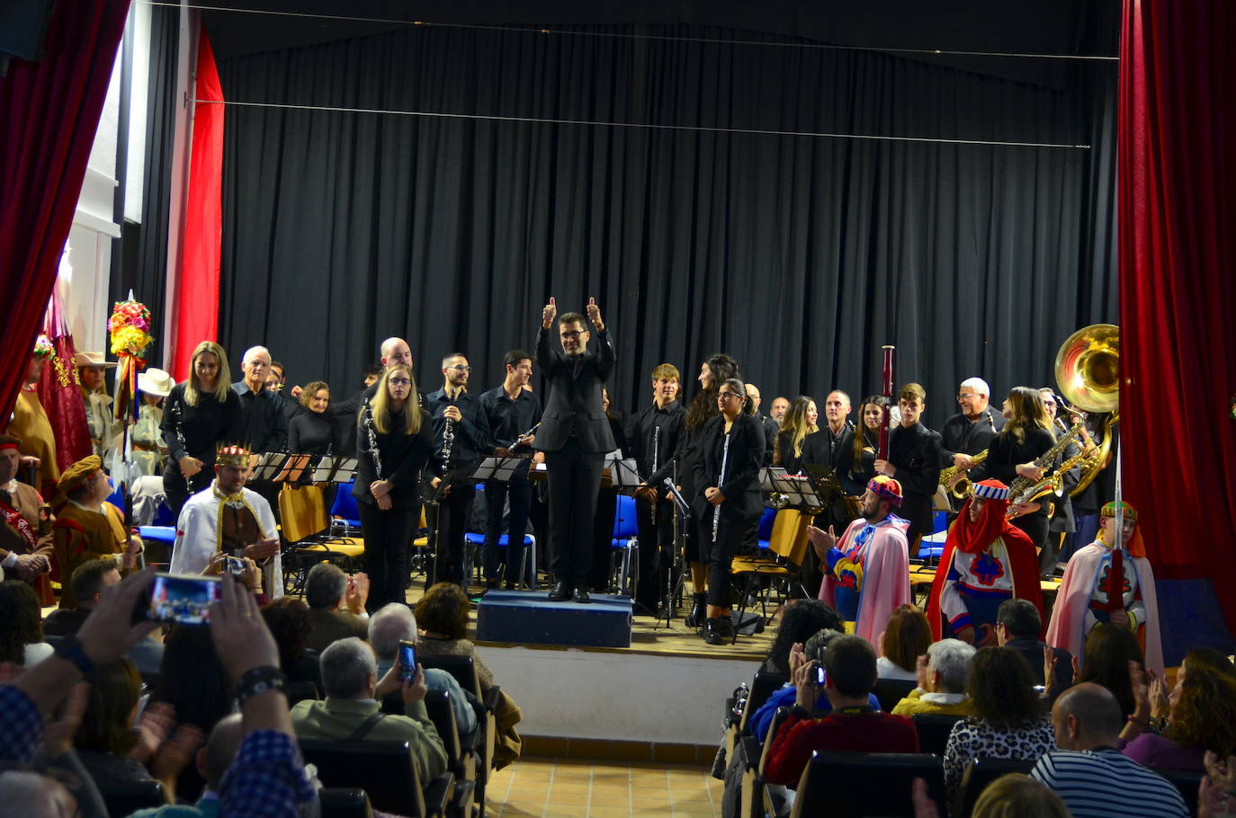 La Banda de Música de Huétor Vega celebró Santa Cecilia con un homenaje a las fiestas de Moros y Cristianos en el Centro Social La Nava.