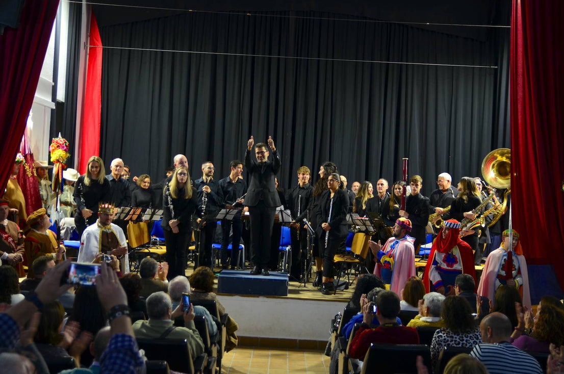 La Banda de Música de Huétor Vega celebró Santa Cecilia con un homenaje a las fiestas de Moros y Cristianos en el Centro Social La Nava.