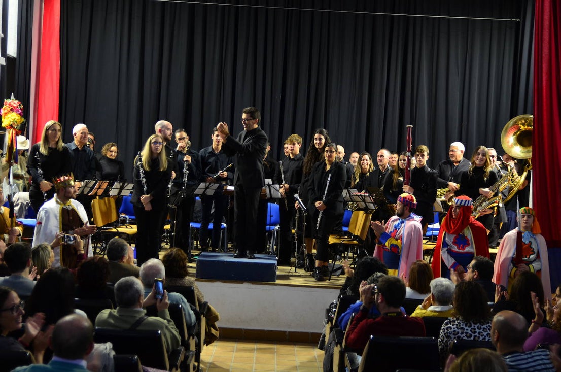 La Banda de Música de Huétor Vega celebró Santa Cecilia con un homenaje a las fiestas de Moros y Cristianos en el Centro Social La Nava.