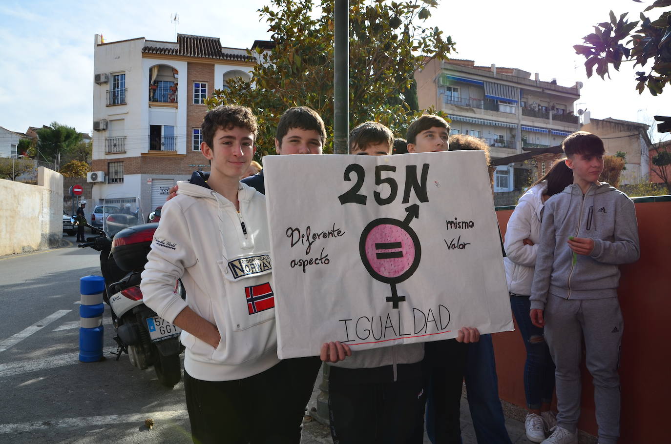 El alumnado del IES Los Neveros, hoy frente al Ayuntamiento de Huétor Vega.