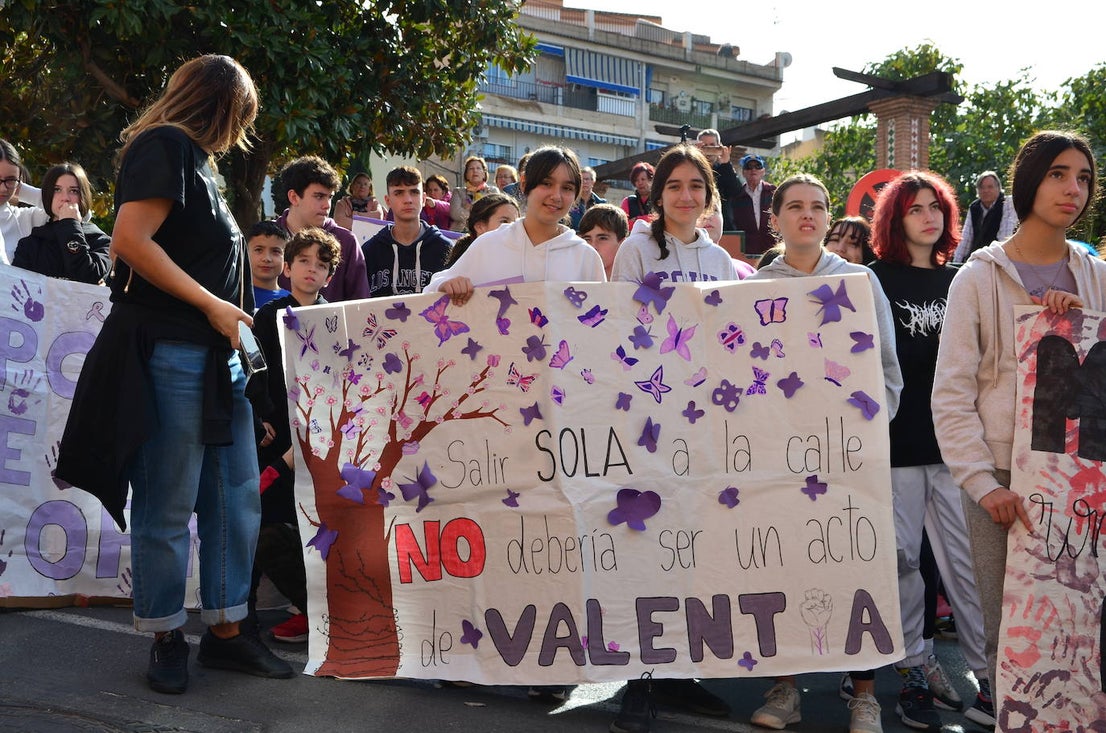 El alumnado del IES Los Neveros, hoy frente al Ayuntamiento de Huétor Vega.