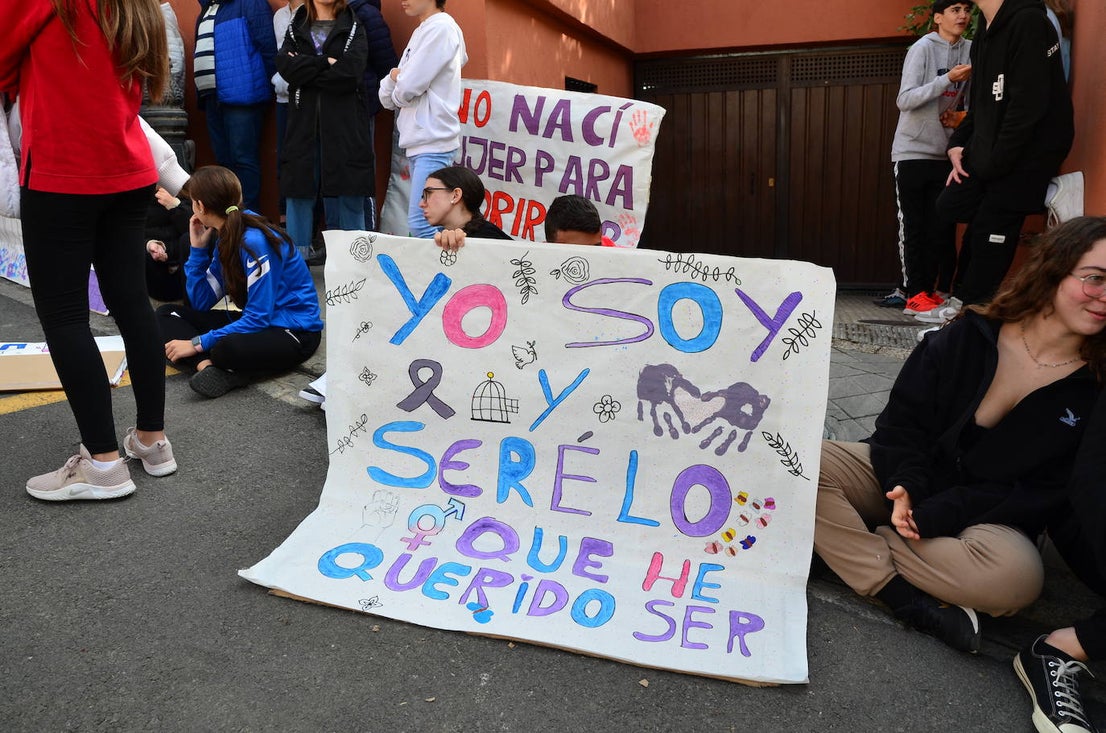 El alumnado del IES Los Neveros, hoy frente al Ayuntamiento de Huétor Vega.