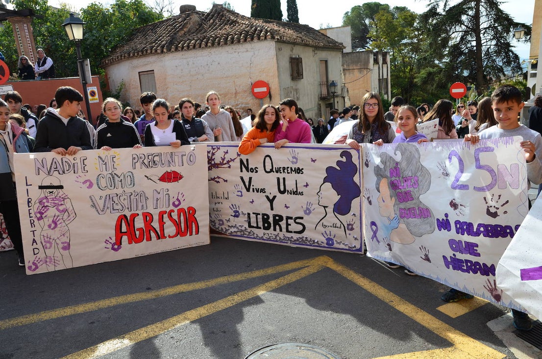 El alumnado del IES Los Neveros, hoy frente al Ayuntamiento de Huétor Vega.