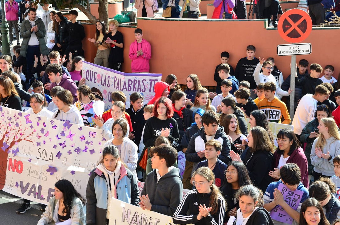 El alumnado del IES Los Neveros, hoy frente al Ayuntamiento de Huétor Vega.