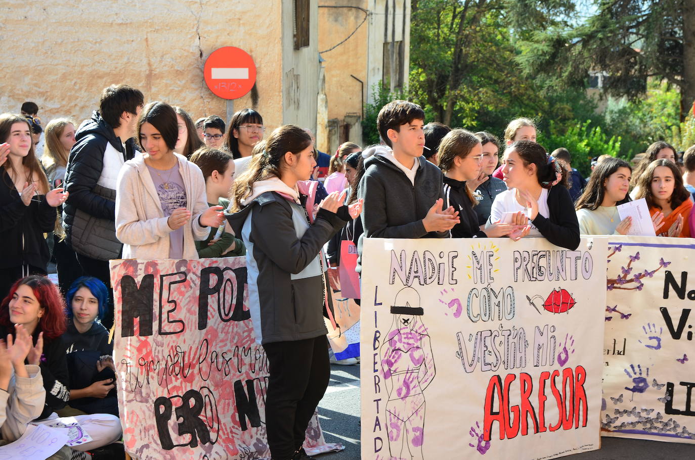 El alumnado del IES Los Neveros, hoy frente al Ayuntamiento de Huétor Vega.