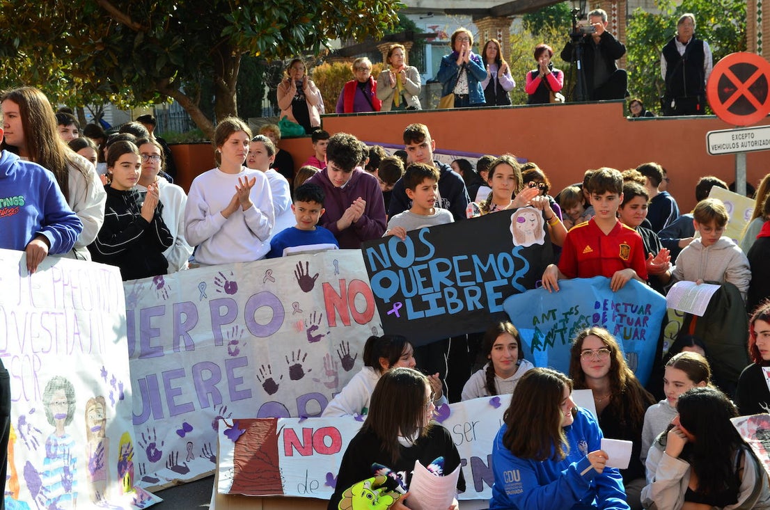 El alumnado del IES Los Neveros, hoy frente al Ayuntamiento de Huétor Vega.