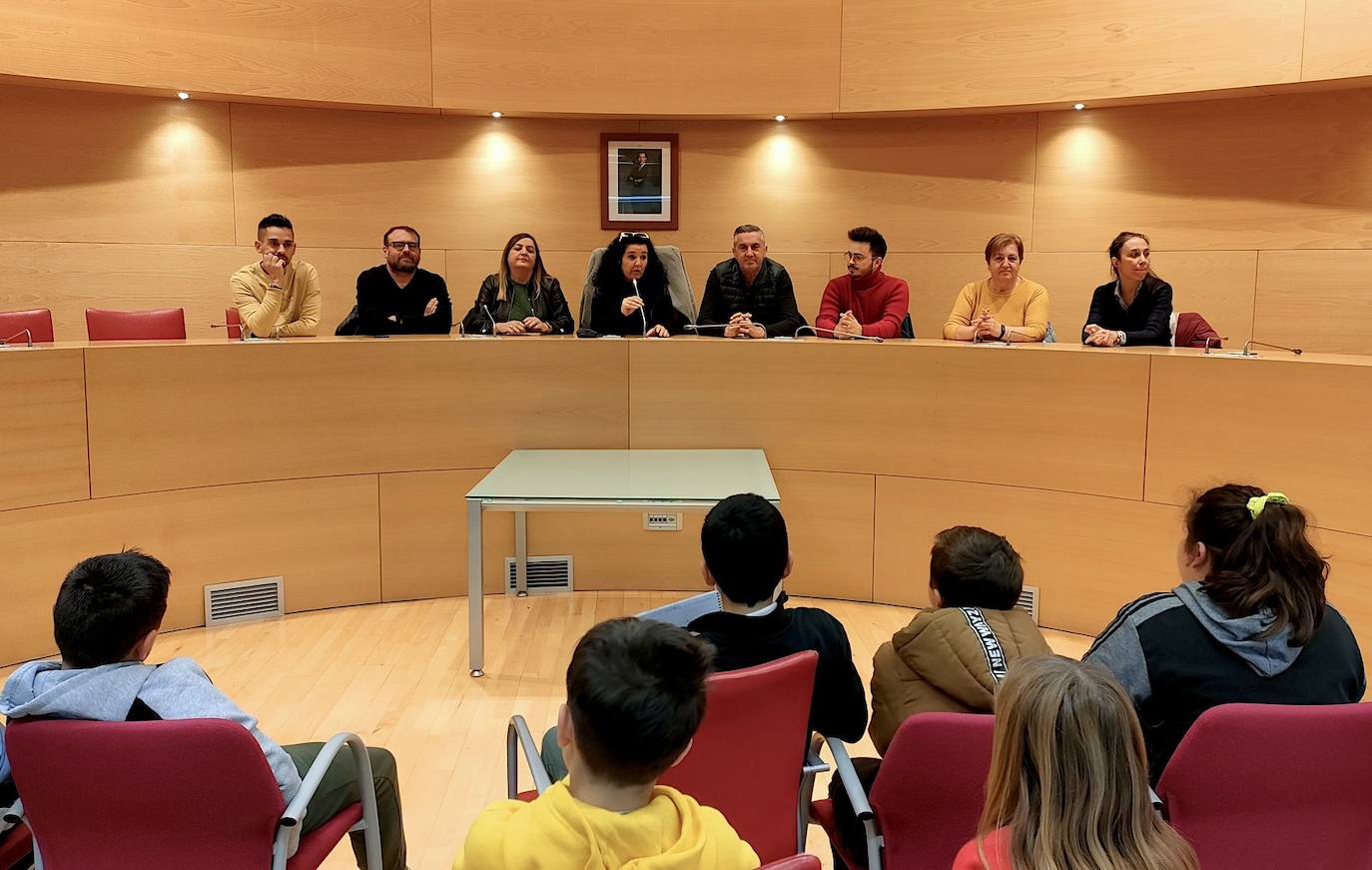 La alcaldesa de Huétor Vega, Elena Duque, contesta a las preguntas.