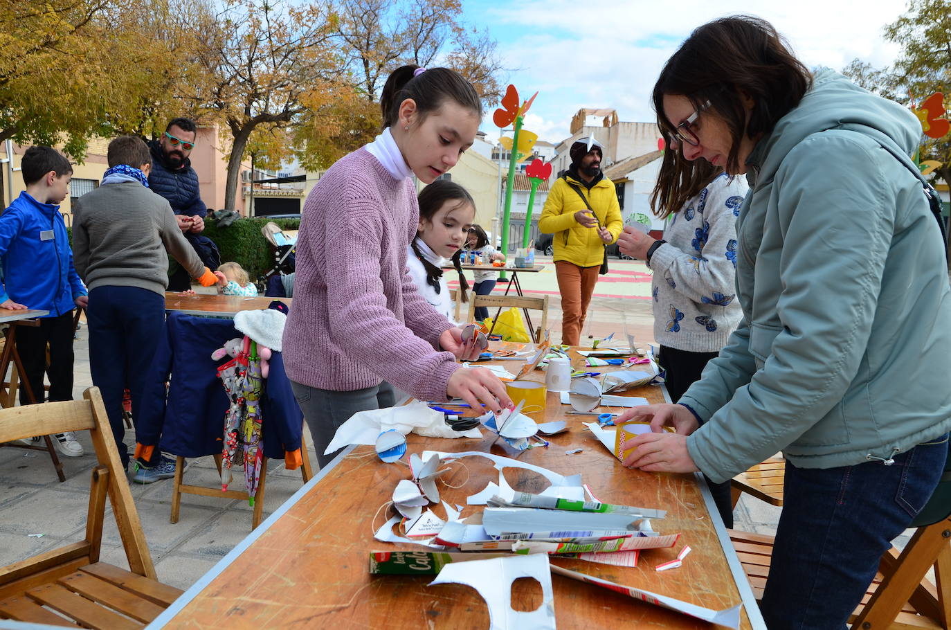 El Aula Ambiental del Ayuntamiento de Huétor Vega organiza un taller de decoraciones navideñas con materiales reciclados.