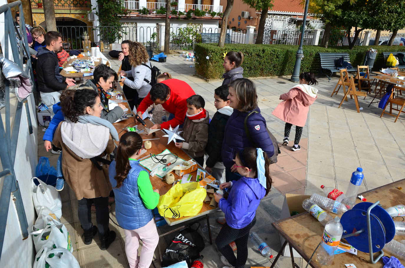 El Aula Ambiental del Ayuntamiento de Huétor Vega organiza un taller de decoraciones navideñas con materiales reciclados.