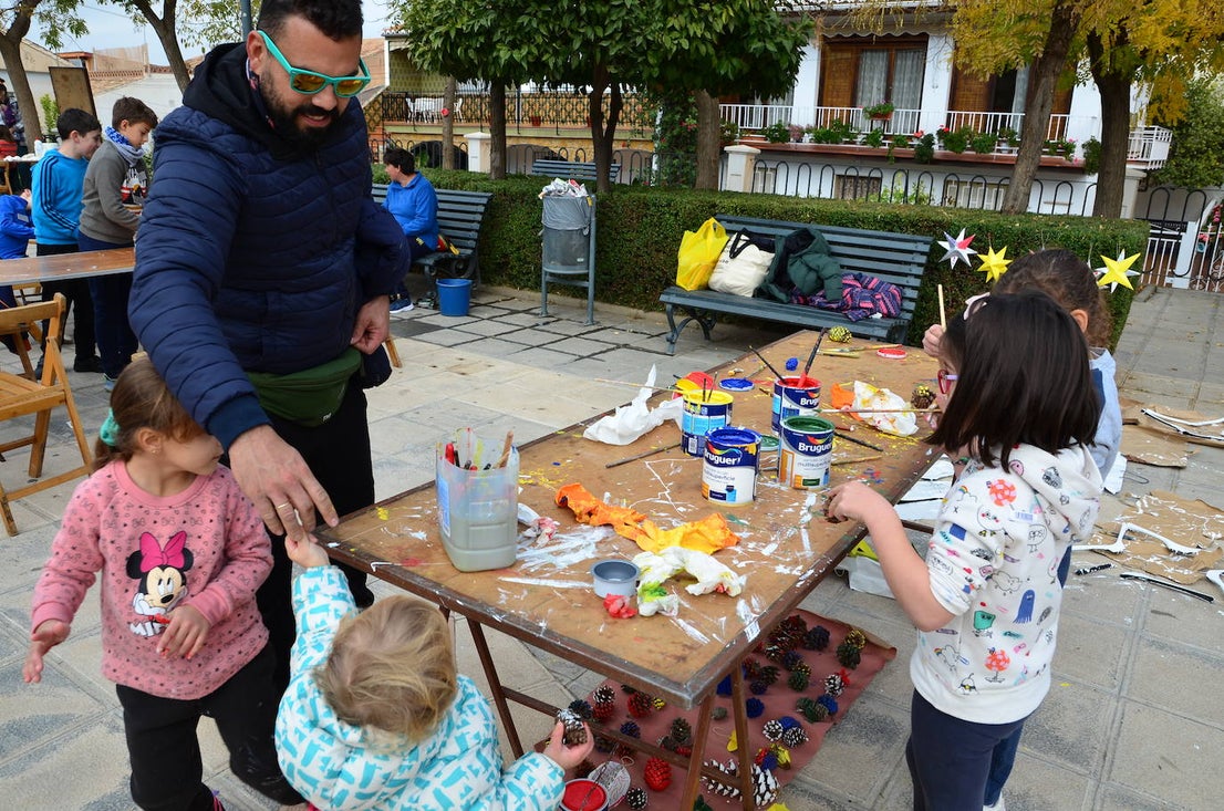 El Aula Ambiental del Ayuntamiento de Huétor Vega organiza un taller de decoraciones navideñas con materiales reciclados.