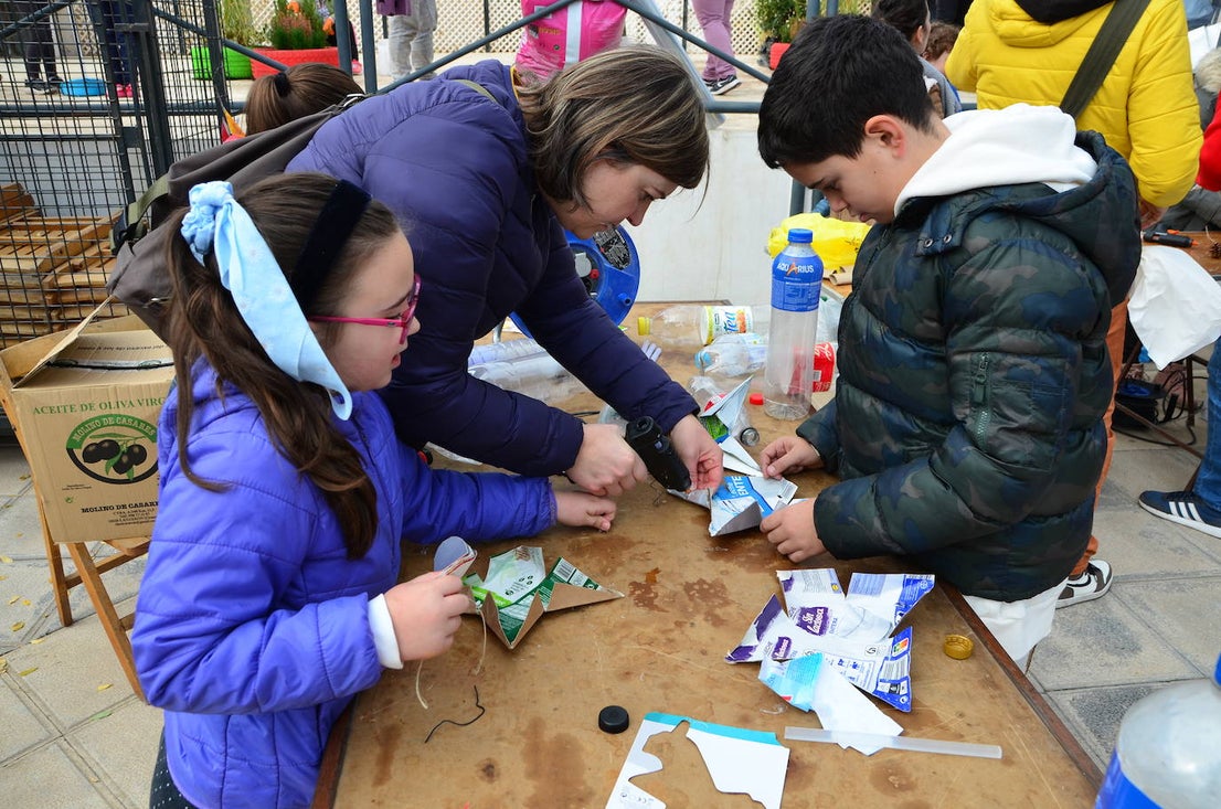 El Aula Ambiental del Ayuntamiento de Huétor Vega organiza un taller de decoraciones navideñas con materiales reciclados.