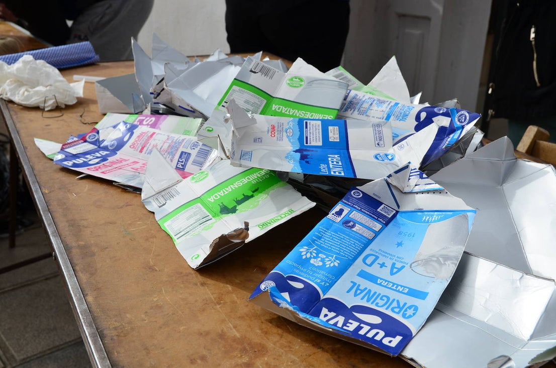 El Aula Ambiental del Ayuntamiento de Huétor Vega organiza un taller de decoraciones navideñas con materiales reciclados.